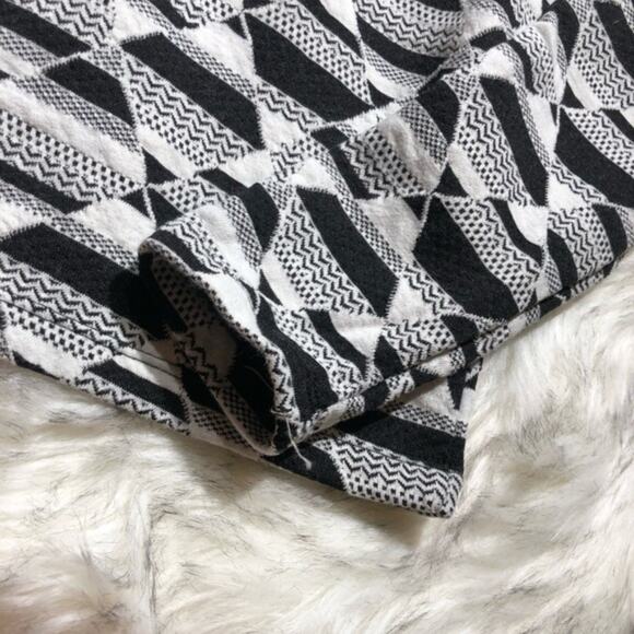 H&M geometric pattern print black gray white monochrome sweatshirt - Picture 7 of 7